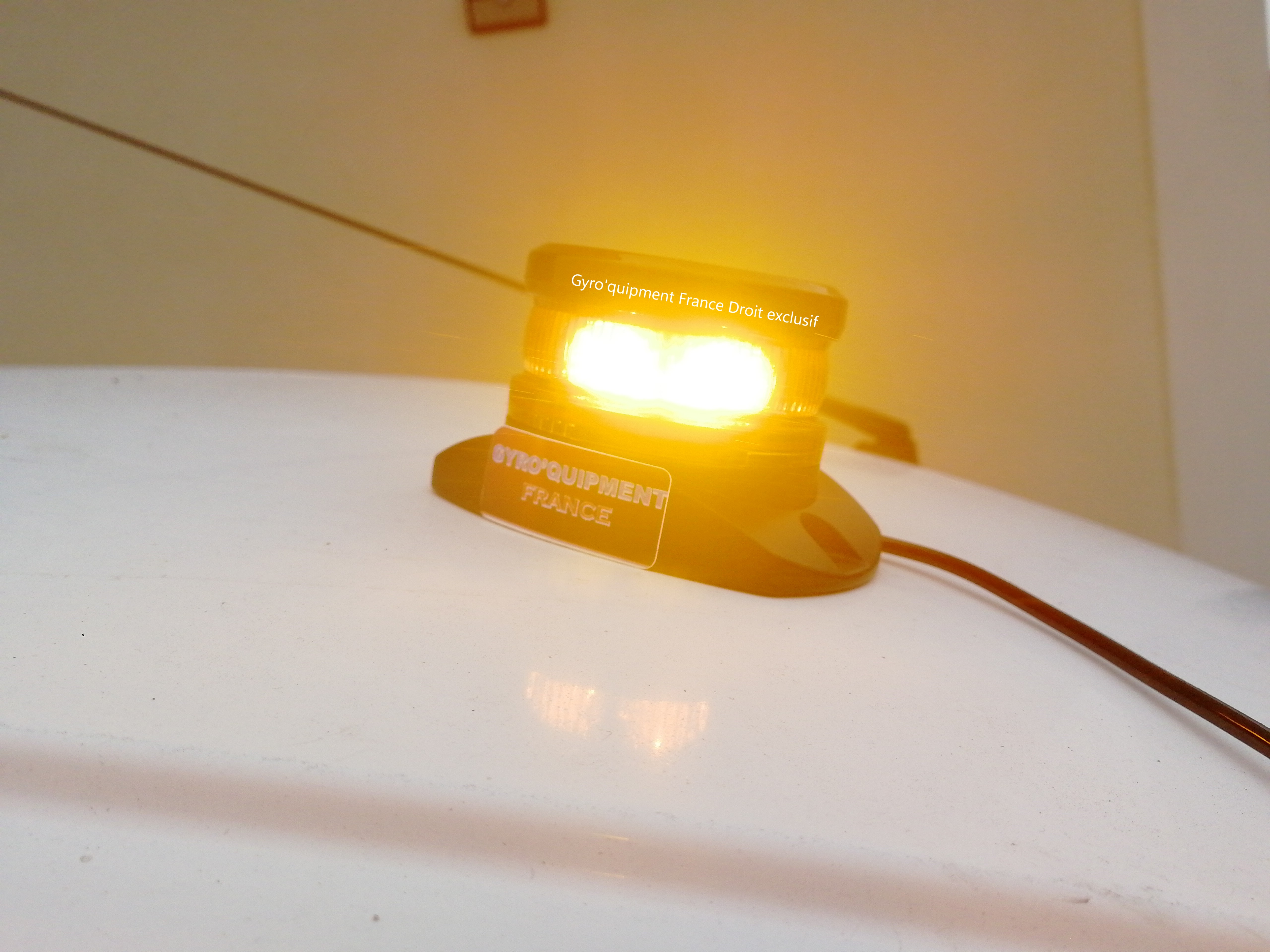 Mini gyrophare led compact 
Modèle le plus petit du marché 
Orange 12 V