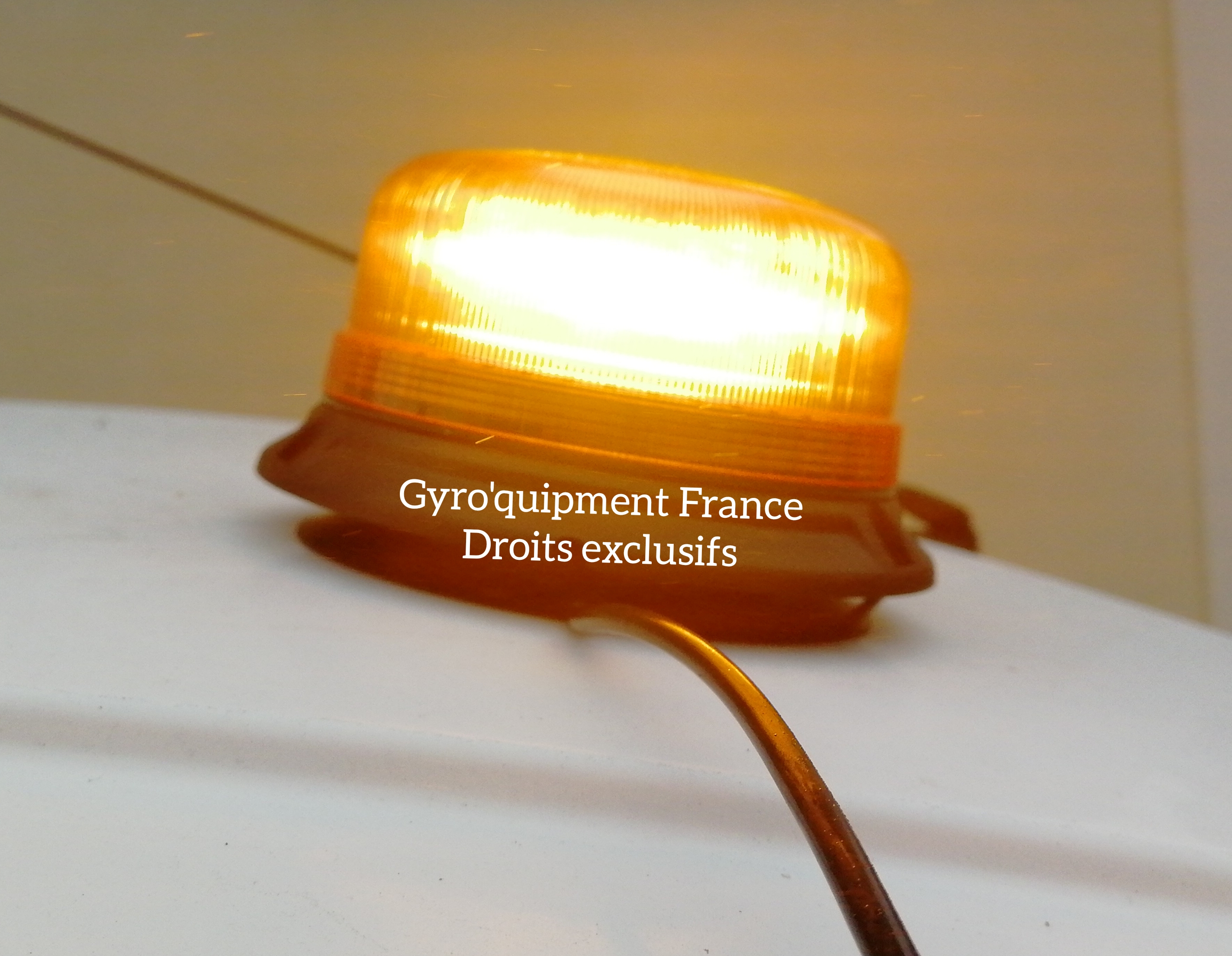 Gyrophare Led Orange à double fixation magnétique et ventouse couleur orange bitension 12-24V